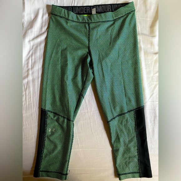 Under Armour Womens Activewear capri pants. Excellent used condition. Size large - Picture 2 of 3